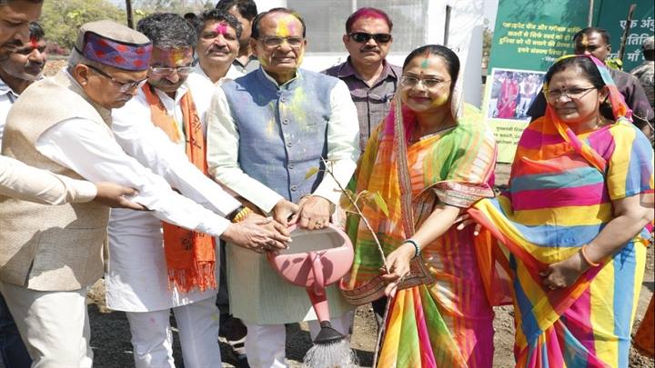 मुख्यमंत्री श्री चौहान ने होली पर्व पर नागरिकों के साथ किया पौध-रोपण